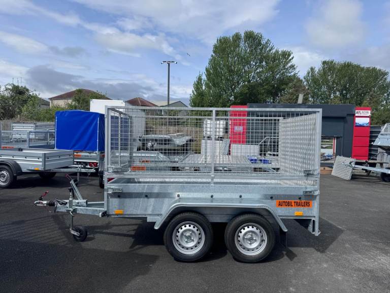 BRAND NEW 8,2FT X 4,3FT TWIN AXLE TRAILER WITH 80CM MESH AND RAMP 1300KG BRAKED