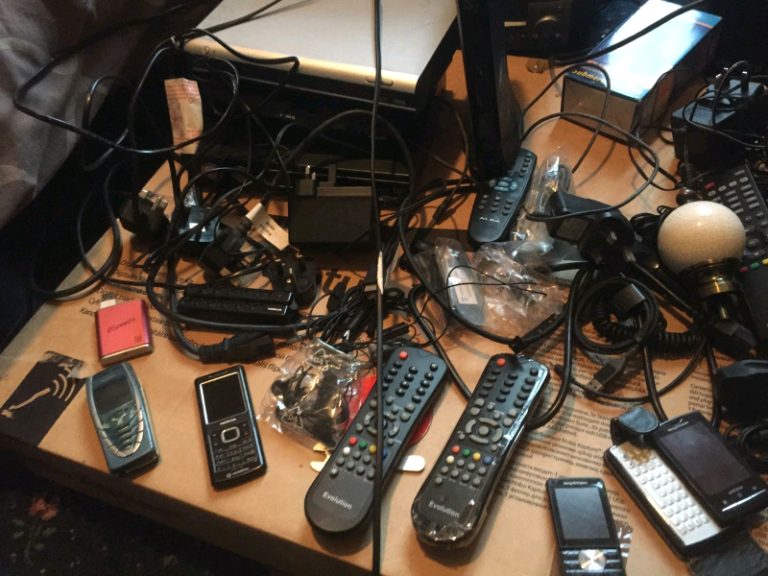 10 mobile phones/Computer/Tv Combi/Routers/Satellite boxes job lot to 