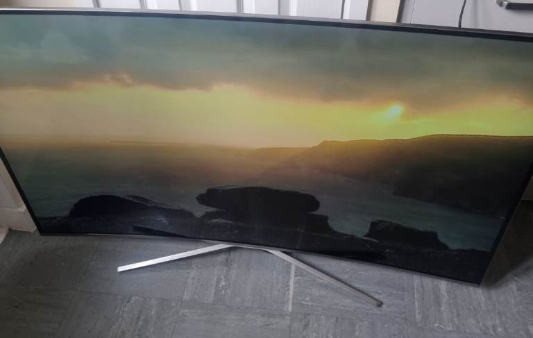 Samsung 49-inch Curved 4K Smart TV – Excellent Condition