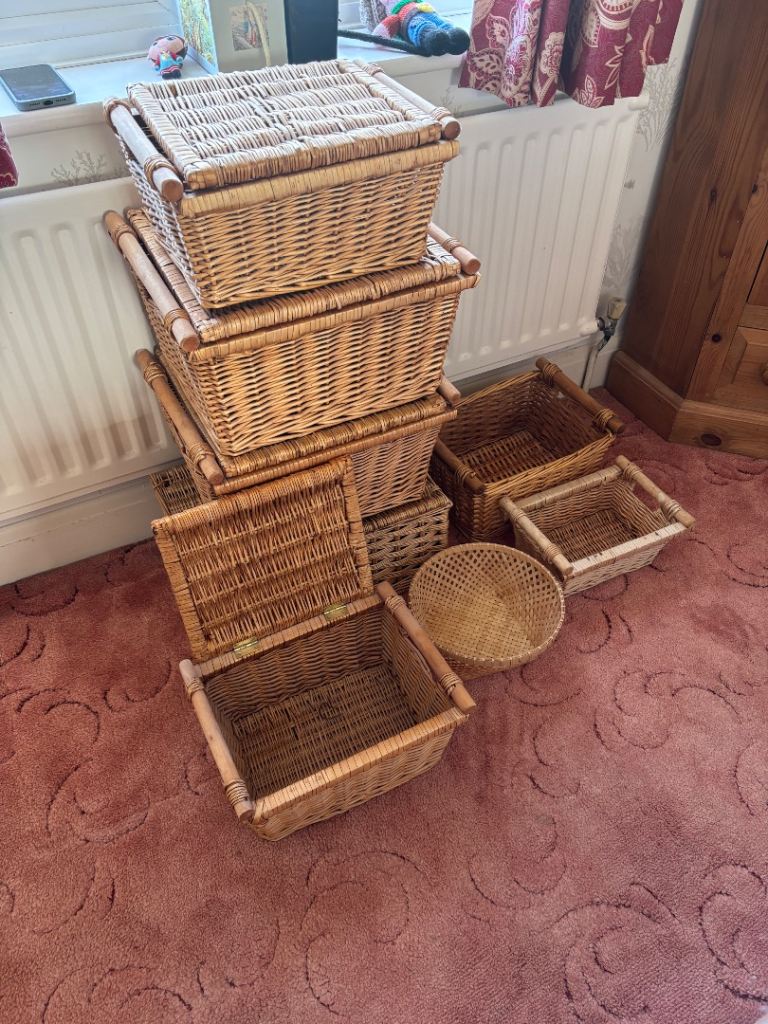 Selection of 8 various sized wicker baskets 