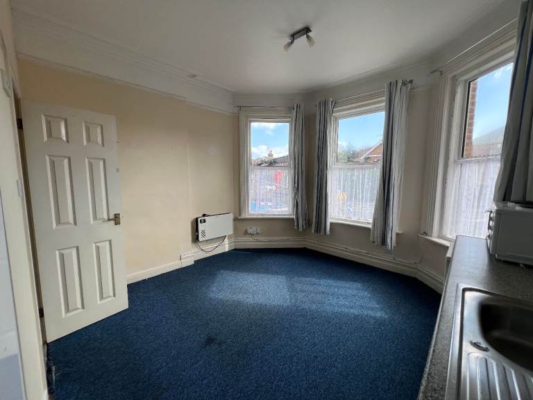 Self-Contained Studio Flat in Lower Parkstone, Poole