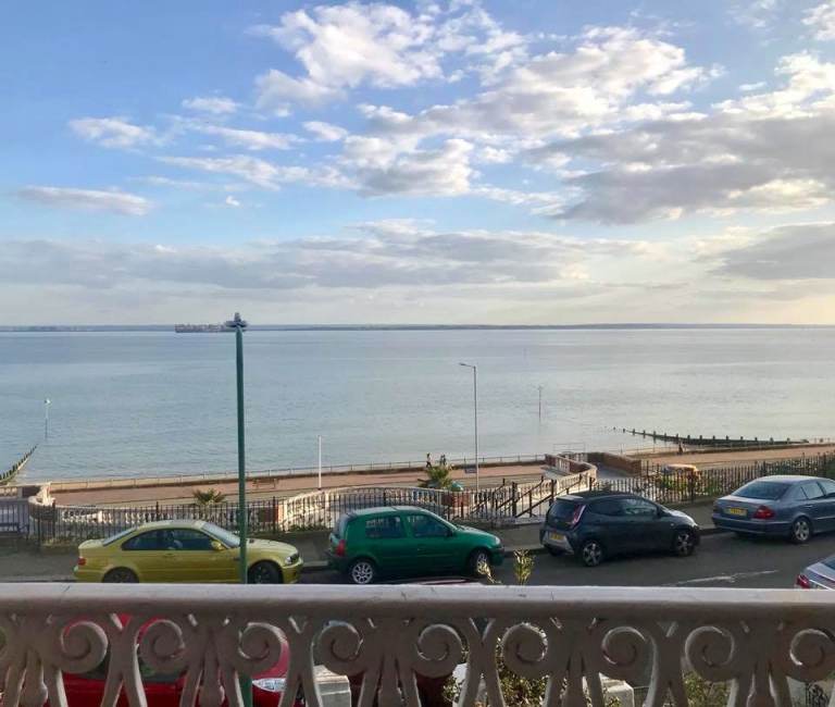 Double room in flat with stunning seafront views 2mins from station
