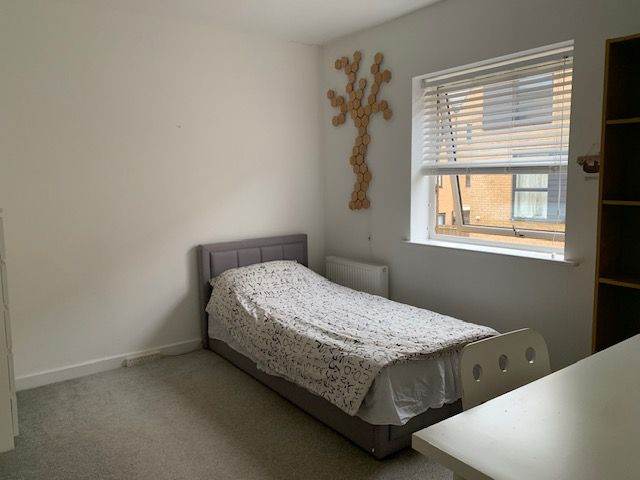A large double room (all bills included) for one person£680/month SM6 7F.