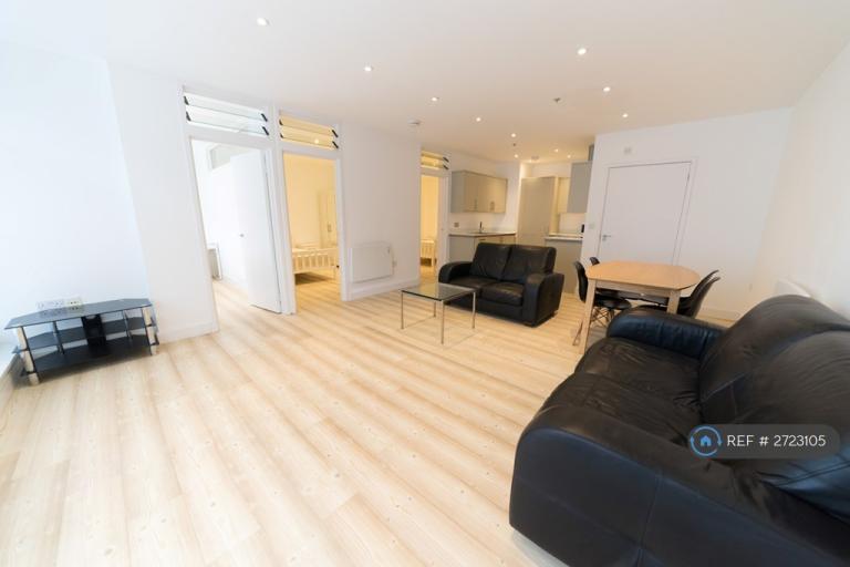 3 bedroom flat in Mowlem Street, London, E2 (3 bed) (#2723105)