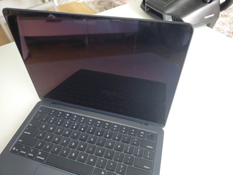 Apple MacBook (M4, 16GB RAM, 512GB SSD) – Excellent Condition – £950