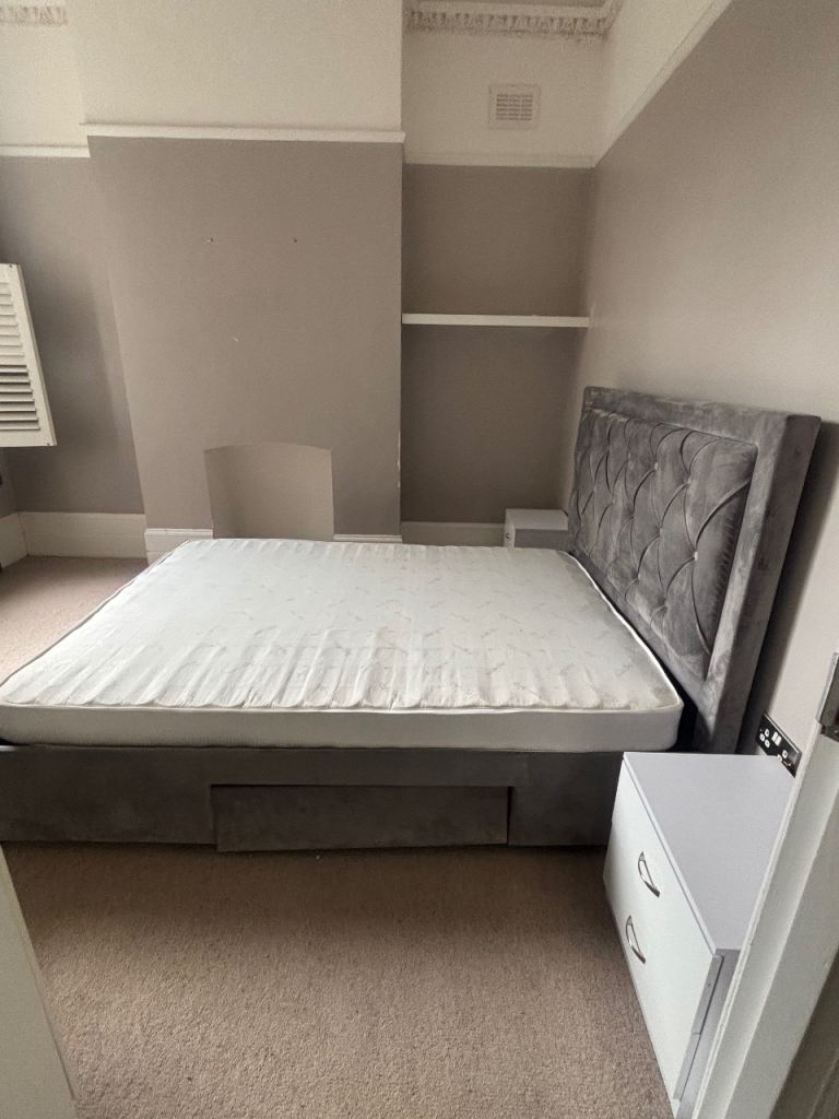 Small Double Bed incl Mattress and 2 Bedside Tables