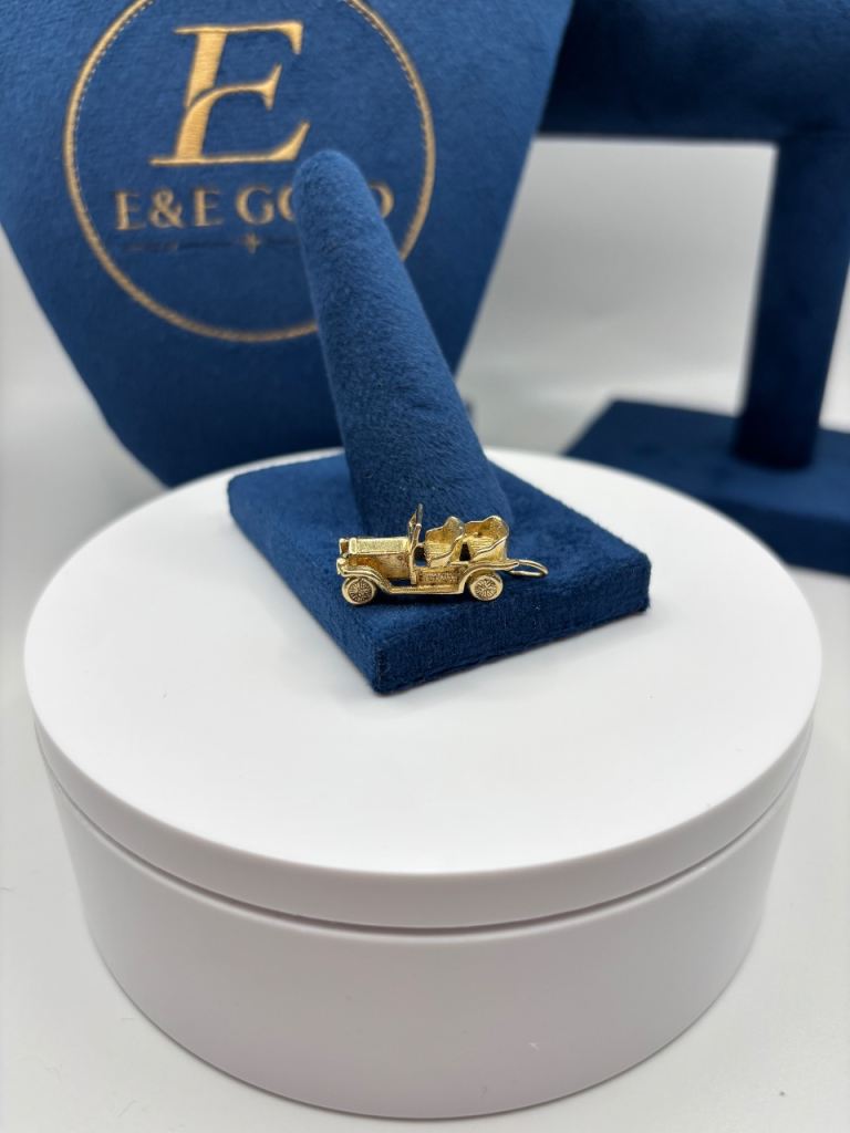 9ct gold classic car pendant