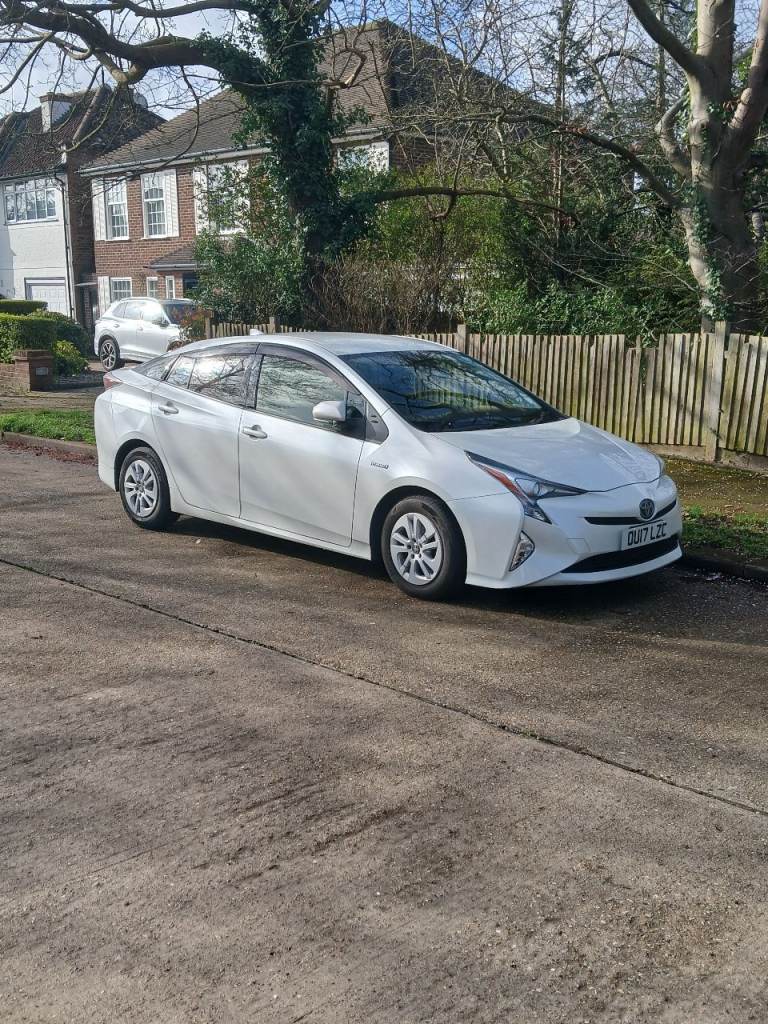 Toyota Prius 2017 White Hatchback 5dr Petrol Hybrid CVT Euro 6 (122)