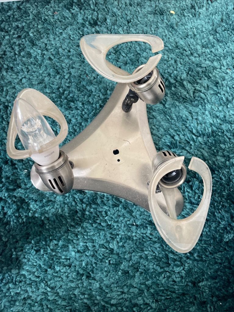 Ceiling light - 3 bulbs - FREE