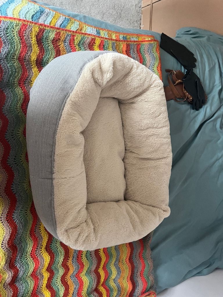 Medium fleece pet bed