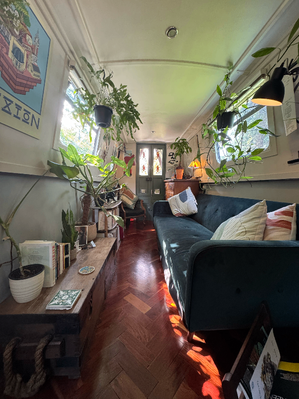 1 bed narrowboat for rent in private West London marina. Elizabeth Line, green space, free parking.
