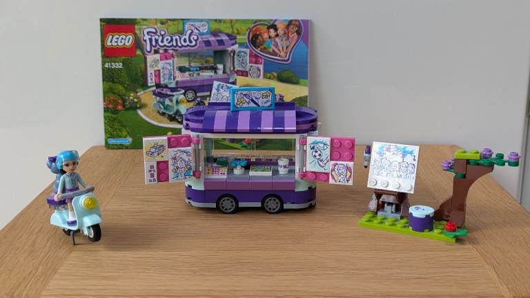 LEGO FRIENDS: Emma's Art Stand (41332)