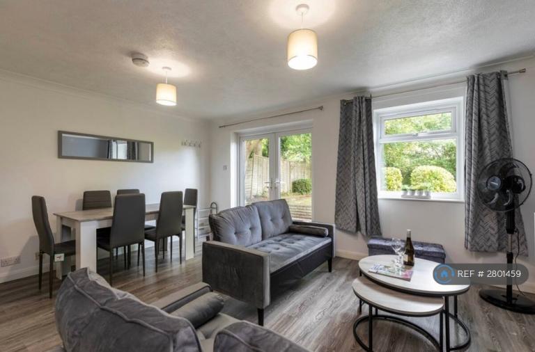 4 bedroom flat in Crawley Road, Horsham, RH12 (4 bed) (#2801459)