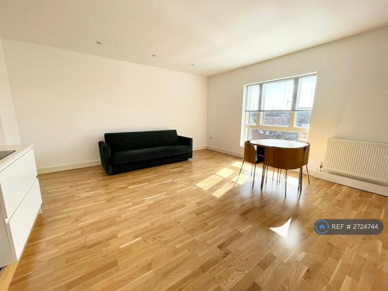 1 bedroom flat in Old Kent Road, London, SE1 (1 bed) (#2724744)