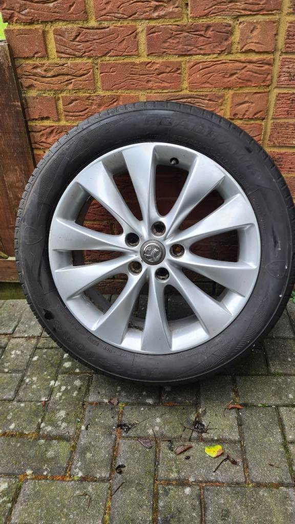 Vauxhall Astra alloy wheel & tyre