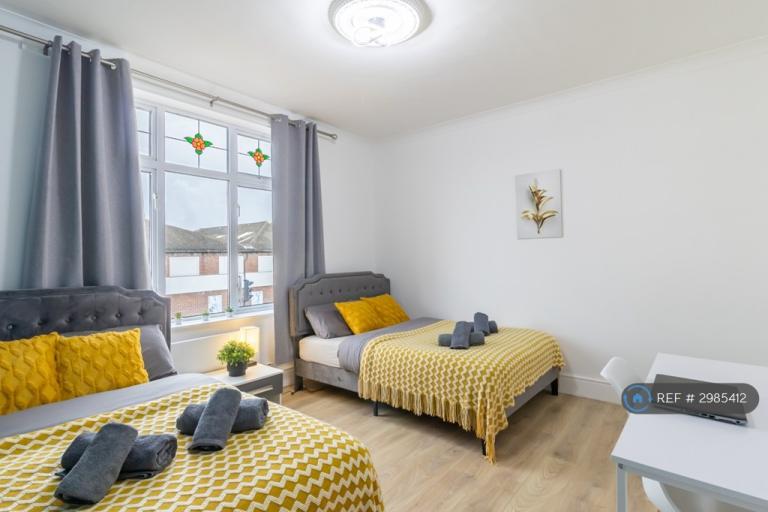 2 bedroom flat in Copnor Road, Portsmouth, PO3 (2 bed) (#2985412)