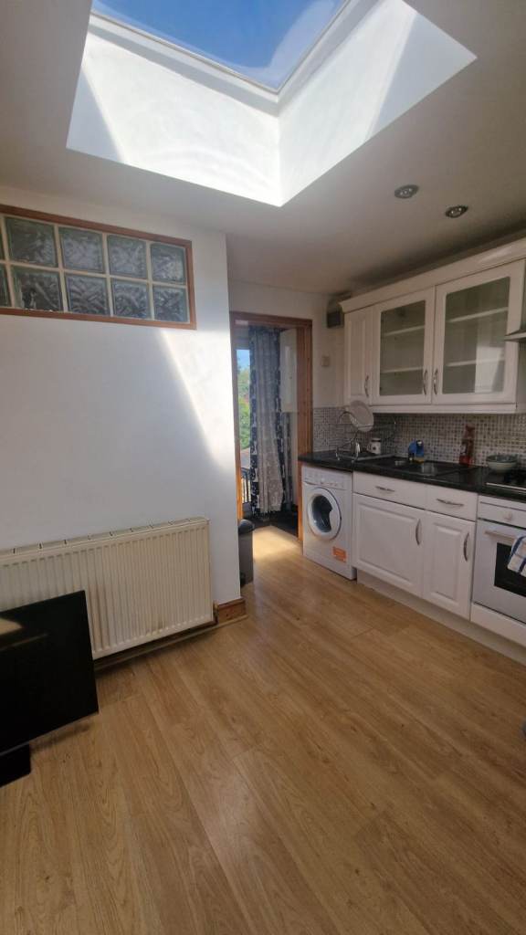 Lovely Spacious Studio Flat ! 12 min to station