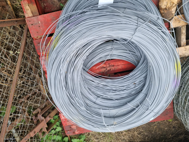 Fencing wire fence security free live stock small holder equestrian 