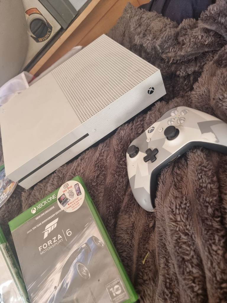 Xbox One S 1TB Console bundle 