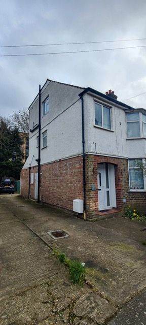 4 Bed 2 Bath House to rent in Hayes-LITTLE ROAD