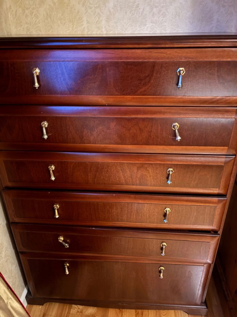 Chest of drawers 