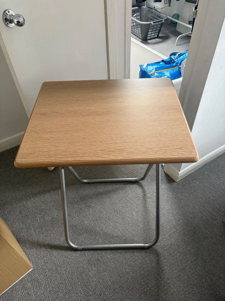 Folding table 