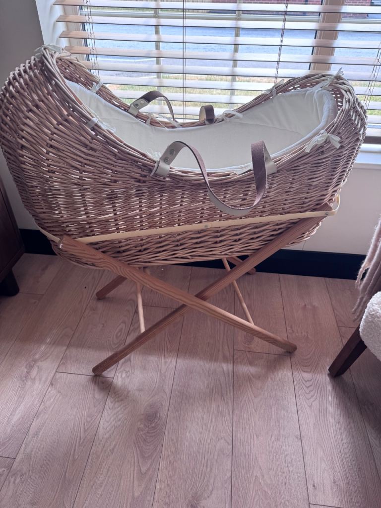 Mamas & Papas Moses Basket / Bassinet with Stand & Mattress – Great Condition