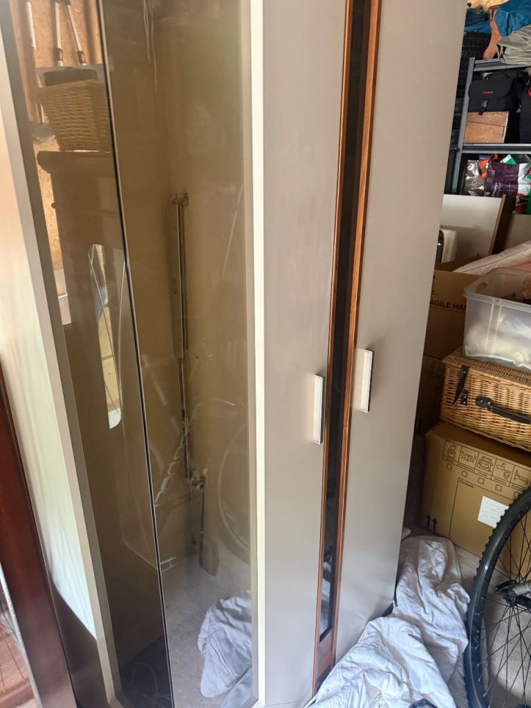 Modern display cabinet with lights in good Condition