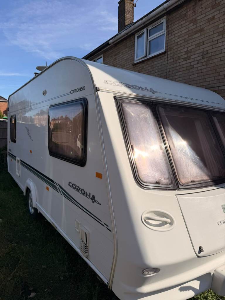 Caravan 5 berth fixed bed