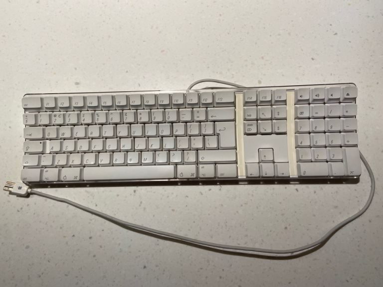 Genuine Apple A1048 extended, USB wired key board
