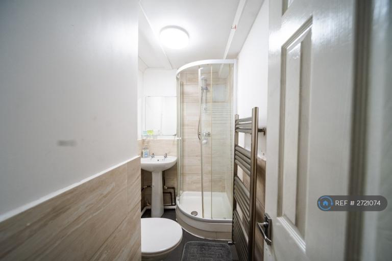 Studio flat in Pains Road, Southsea, PO5 (#2721074)