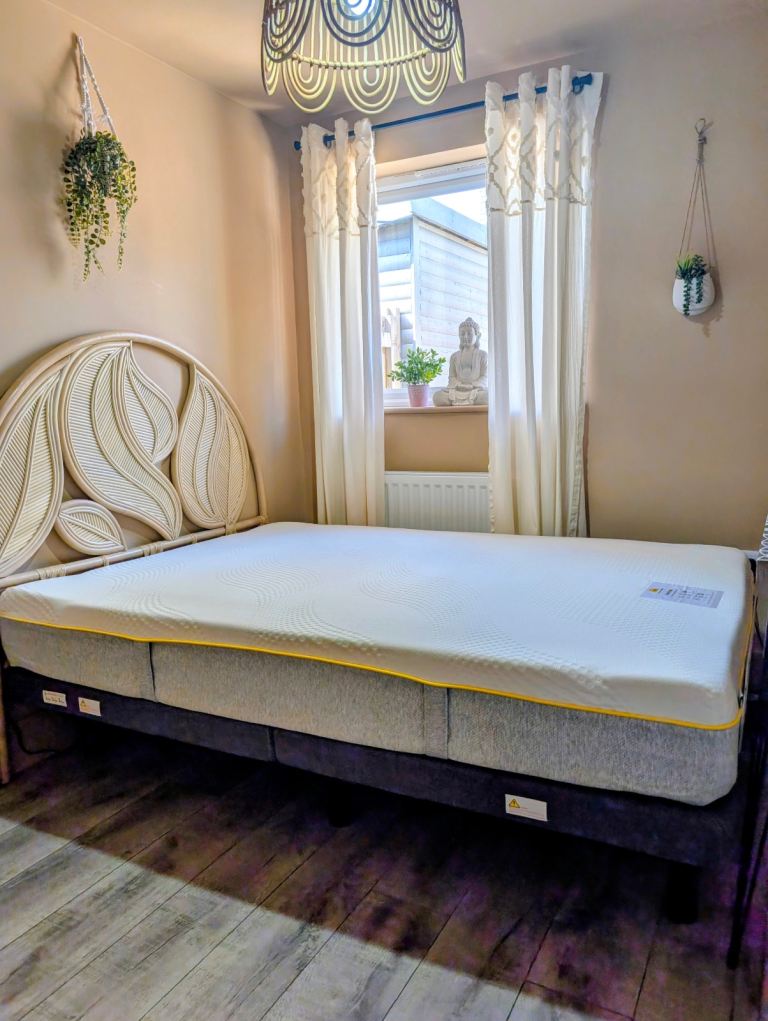 🛏️ Sleepmotion 200i Adjustable Bed Base + Eve Hybrid Mattress (Excellent Condition)