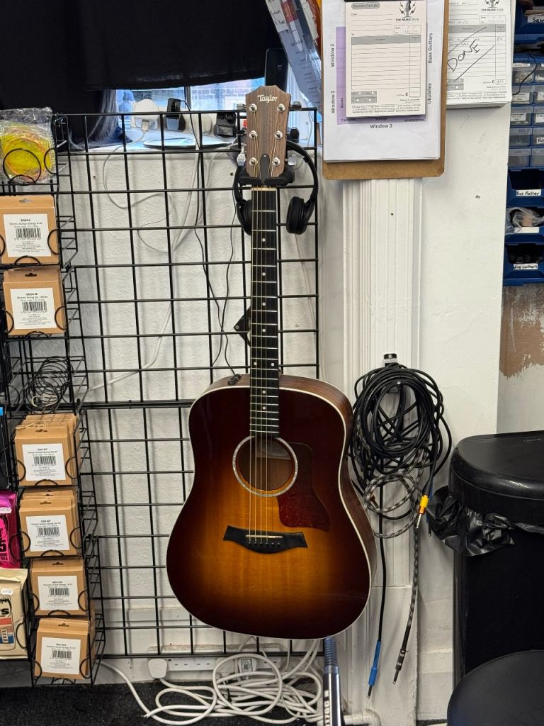 Taylor 210e-SB Deluxe Dreadnought (open to trades)