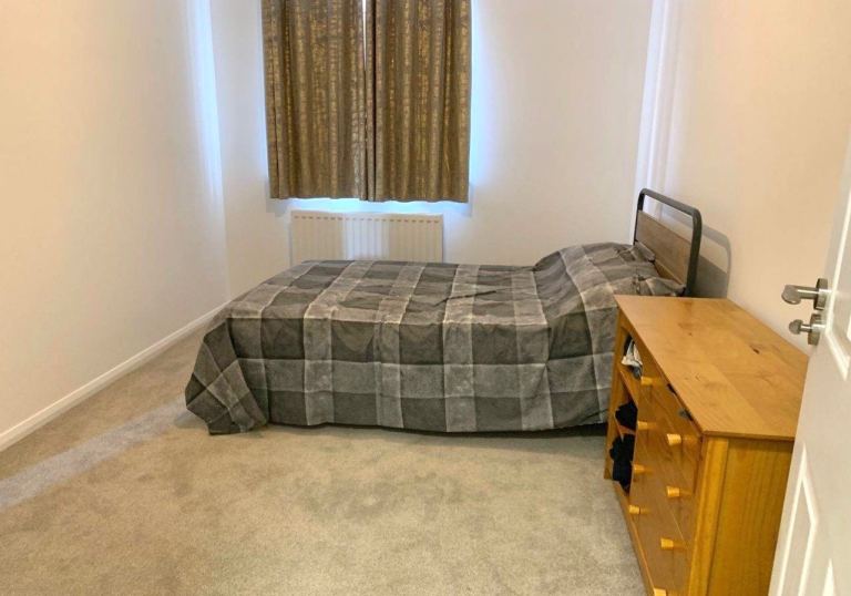En-suite double room including bills for single occupancy Postcode RG4 8HQ