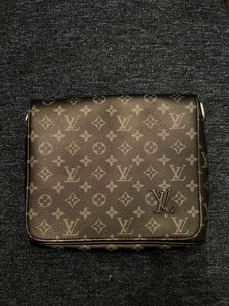 LV messenger Bag