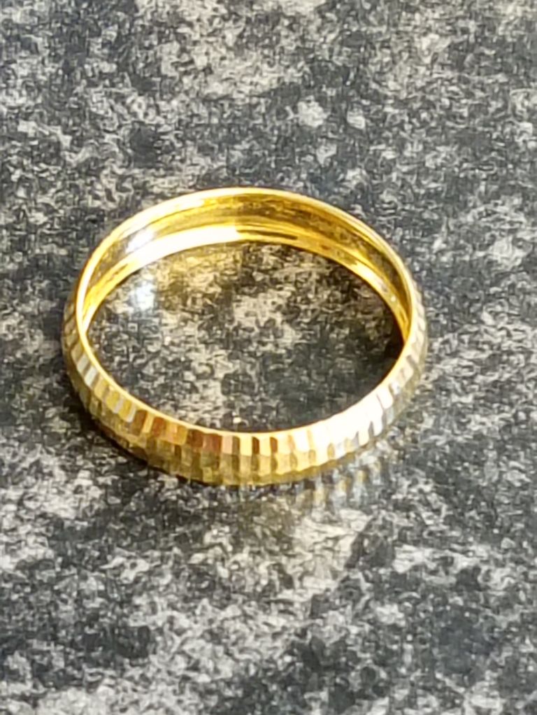Brand new solid 9k gold diamond cut band ring KL