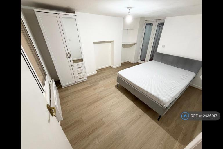 Studio flat in Milkwood Road, London, SE24 (#2936017)