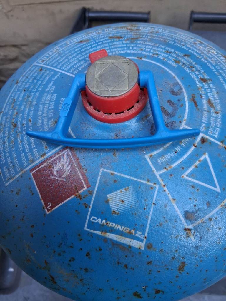 Small butane gas bottle 2.72kg just under half full. Great for vans, campers and camping. Good cond