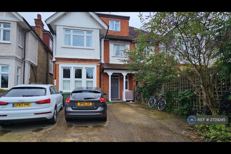 1 bedroom flat in Upper Richmond Road West, London, TW10 (1 bed) (#2739245)