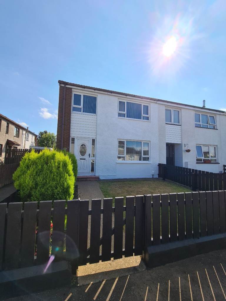 ​Spacious 3-Bedroom End-Terrace for Rent in Nelson Drive, Waterside