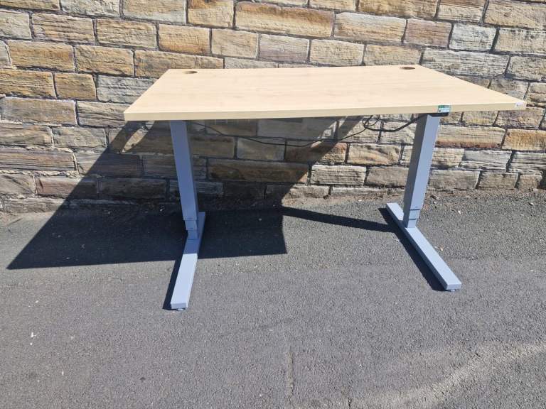 Electric height adjustable office desk (15 available) 1200 x 80 / 1400 x 800 or 1600 x 800