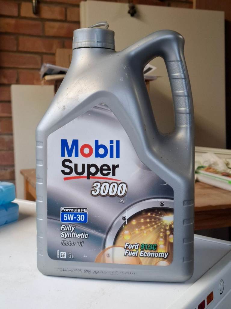 Mobil Super 3000 5W-30 5ltr pack half full