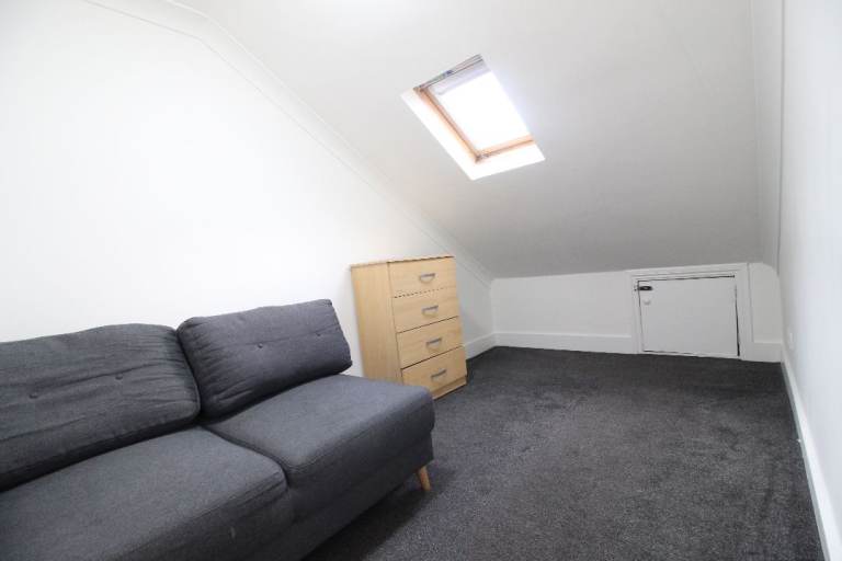 (Some Bills Included) Top Floor 1 Bedroom Flat To Rent - Queens Rd, Walthamstow E17