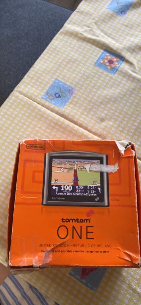 TomTom ONE GPS Sat Nav with Accessories - Good Condition