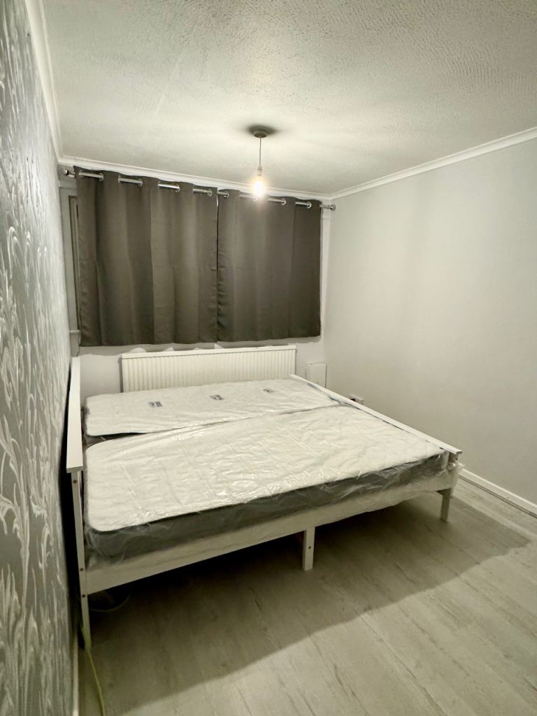 Bed space in a big double room 