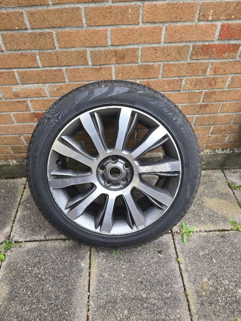 Range rover wheel and tyre