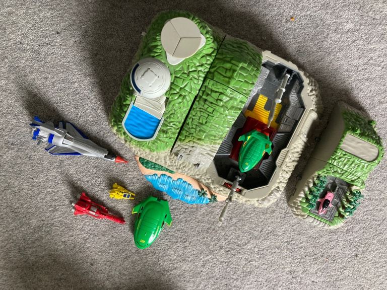 Thunderbirds 2004 Tracy Island with 8 vehicles. Plays sounds, interactive play