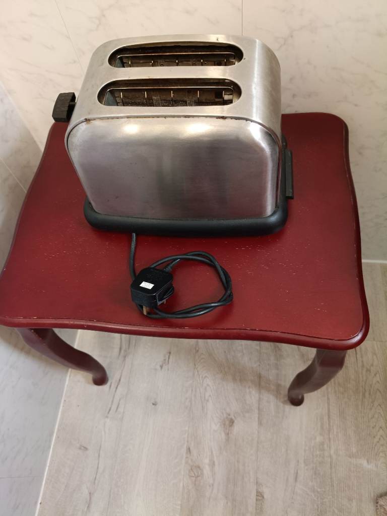 Silver 2-Slice Toaster in Good Condition