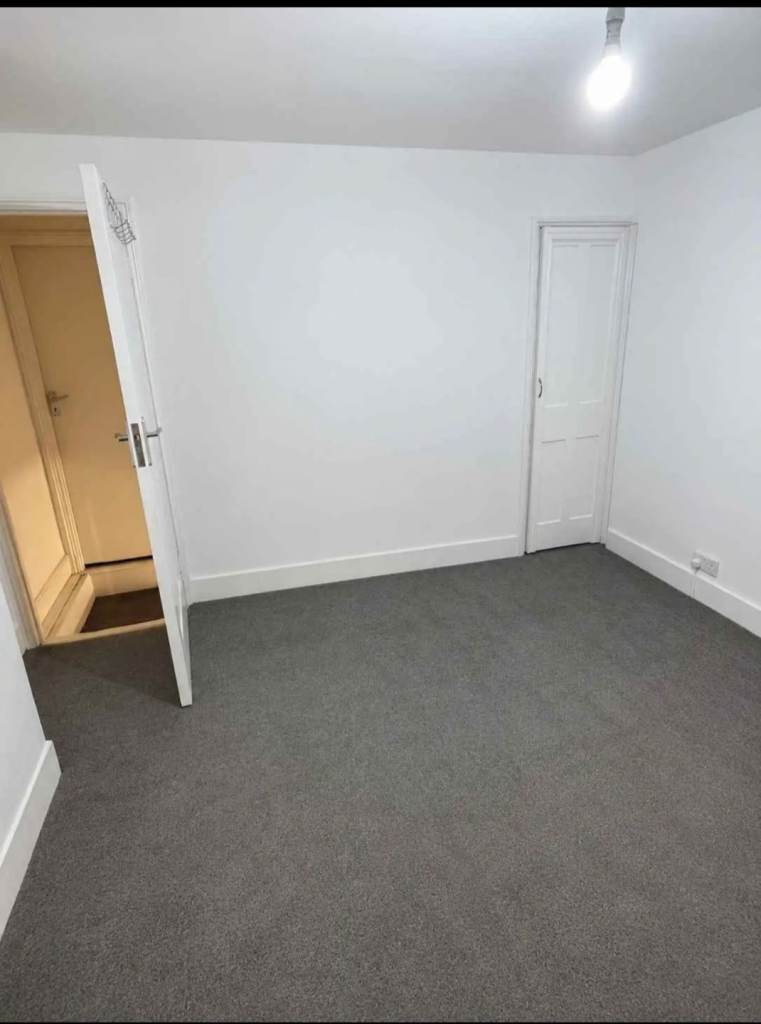 Double Room Available in 3 bedroom house