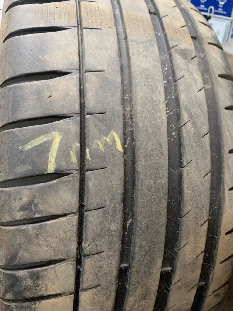 235 35 19 zr 7mm Michelin tyre 
